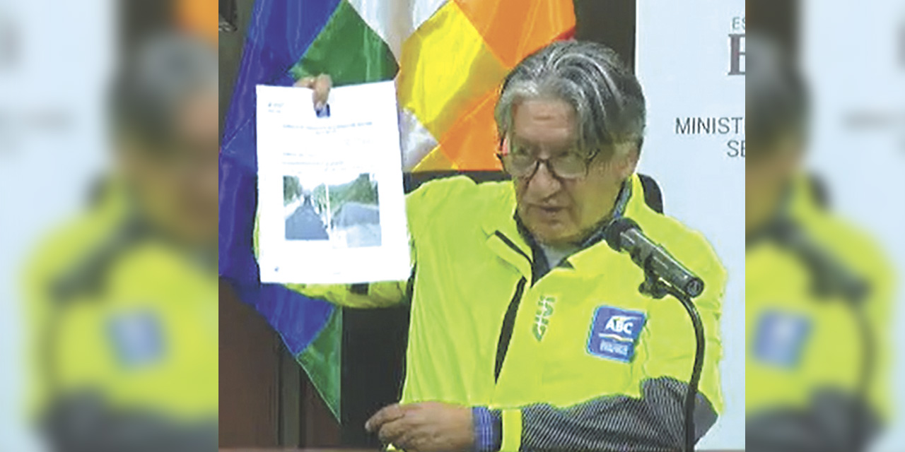 Claure en conferencia de prensa. | Foyo: MOPSV