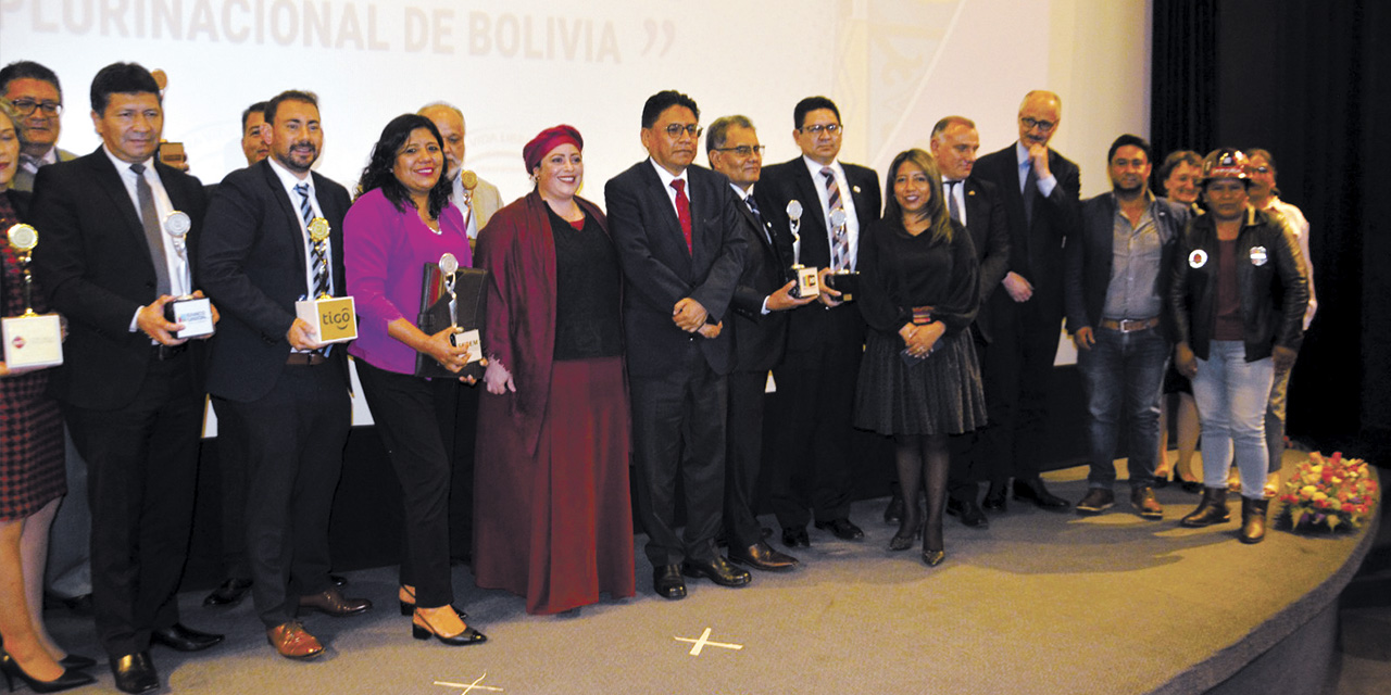 Los premiados en la Casa Grande del Pueblo. | Foto: Presidencia