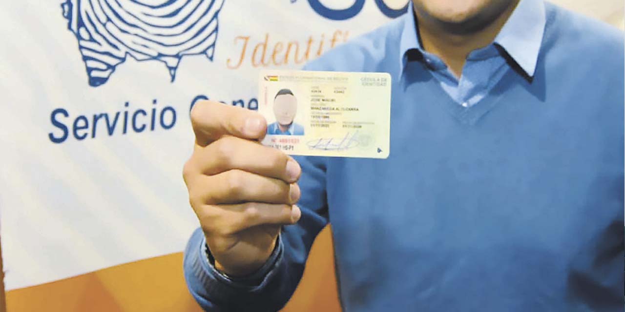 Una persona muestra su cédula de identidad tras su registro en el Segip. | Foto: Segip