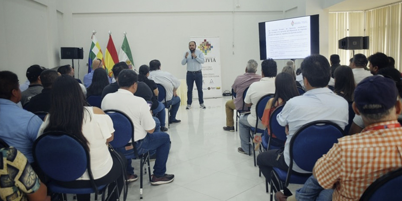 El viceministro de Seguridad Ciudadana, Roberto Ríos, y representantes.