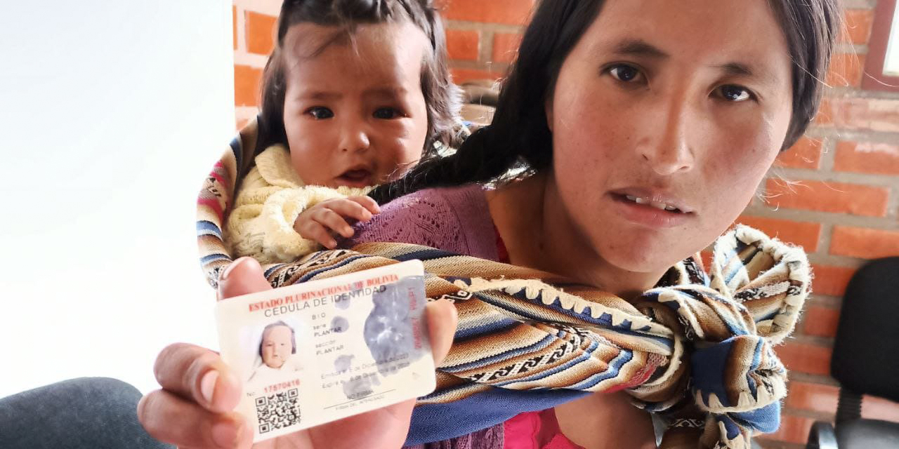 Una madre con la cédula de su bebé. Foto: Segip