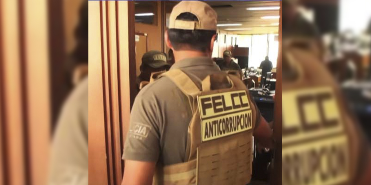 Un efectivo de la Unidad Anticorrupción de la FELCC durante el allanamiento a las oficinas de la gobernación.