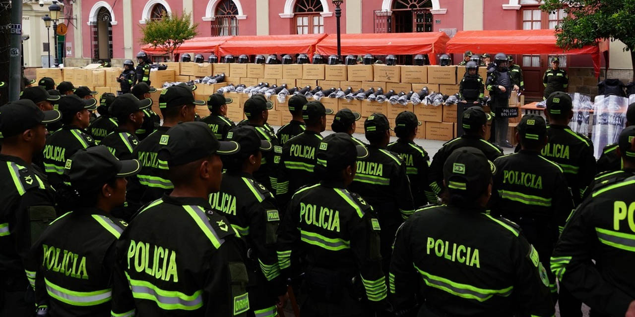 Nuevos efectivos para la Policía de Tarija. Al fondo, el equipamiento. | Foto: Ministerio de Gobierno