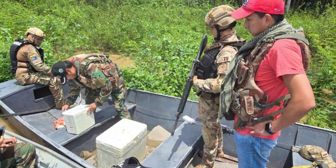 Efectivos de la FELCN durante el hallazgo de la droga. Foto: Ministerio de Gobierno