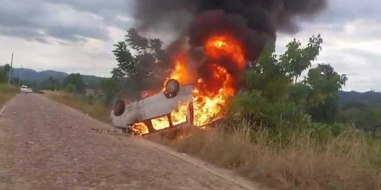 El vehículo oficial fue quemado por pobladores del lugar. FOTO:  Ministerio de Gobierno
