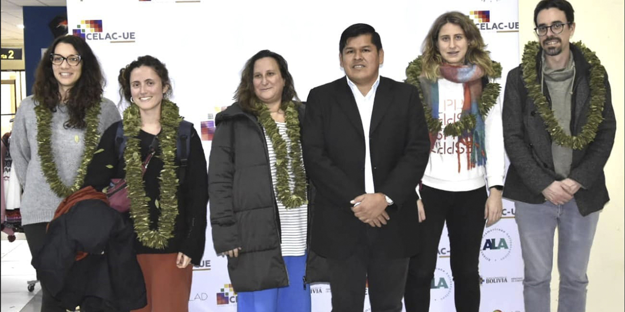 El viceministro Mamani y dos delegadas en el aeropuerto de El Alto.