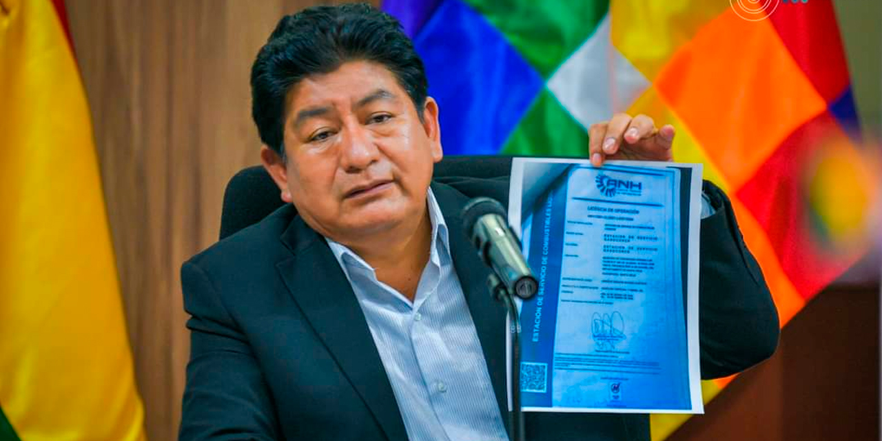 El ministro de Obras Públicas, Edgar Montaño, en conferencia de prensa. Foto: MOPSV.