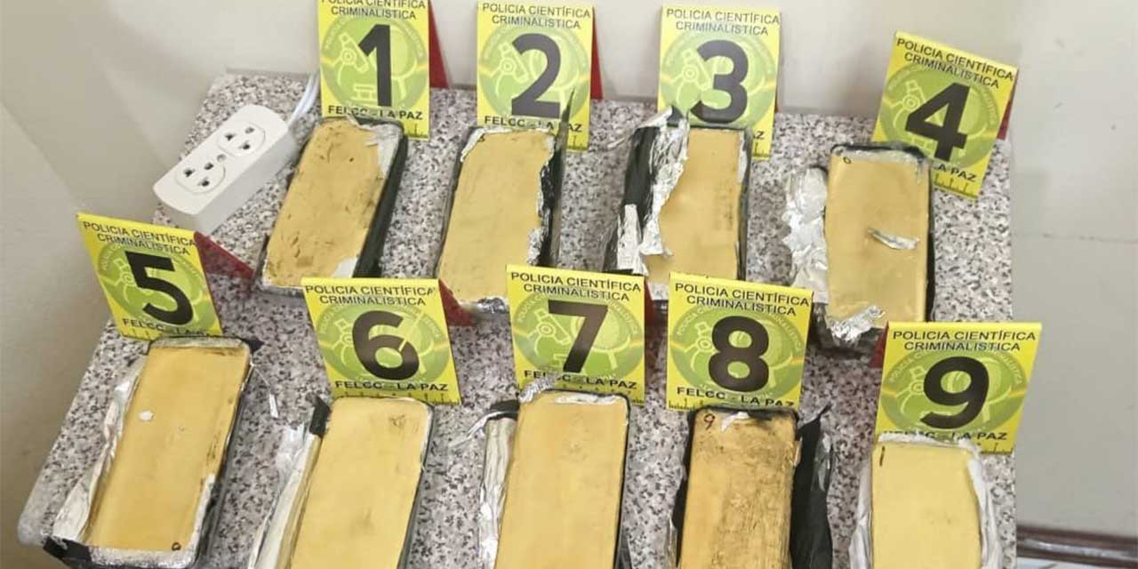 Los bloques de oro son exhibidos por la FELCN. FOTO:  fiscalía La Paz