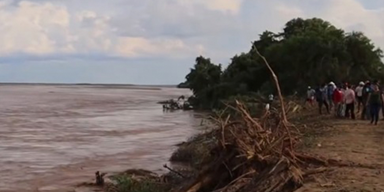 Las aguas del Río Grande cerca de una vía en Santa Cruz. Foto: RRSS