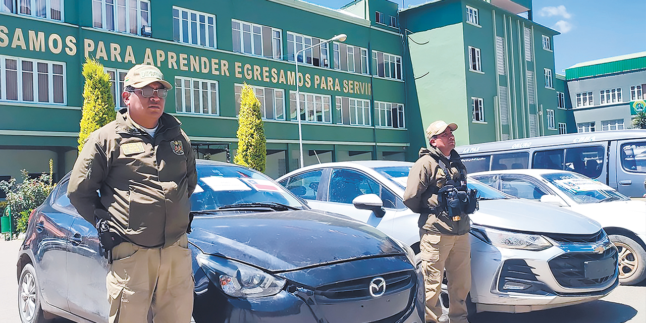 Autos recuperados en la Academia de Policías, en la zona Sur de La Paz. Foto: DIPROVE