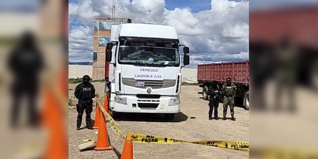 Uno de los tres camiones incautados es exhibido a la prensa.