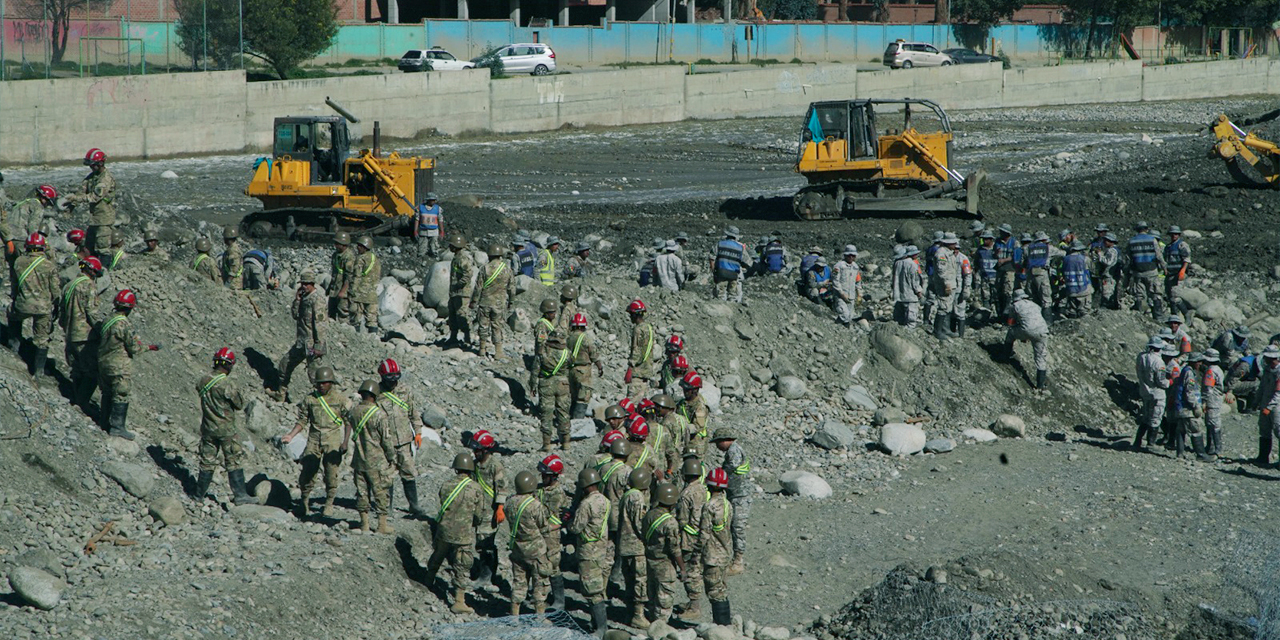 Miembros de las Fuerzas Armadas trabajan para encauzar el río Irpavi en la urbanización El Gramadal, al sur de la ciudad de La Paz. Foto: Jorge Mamani