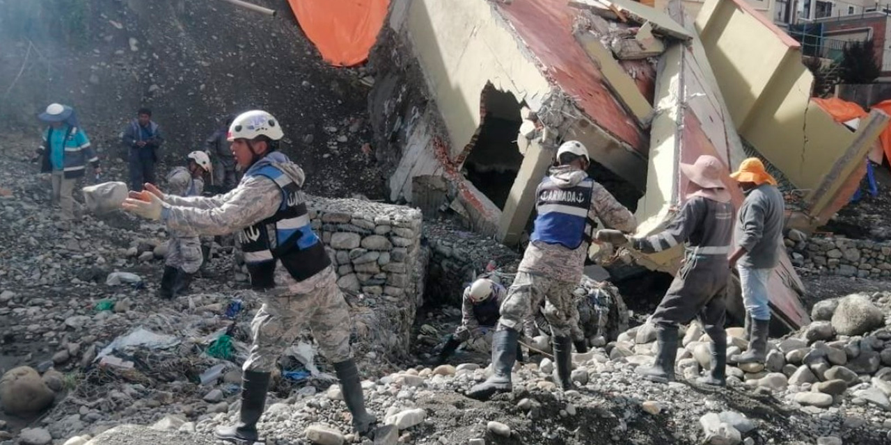 Efectivos militares coadyuvan en la construcción de defensivos en el río Irpavi de La Paz, cuya crecida afectó a las viviendas. Foto: Defensa Civil