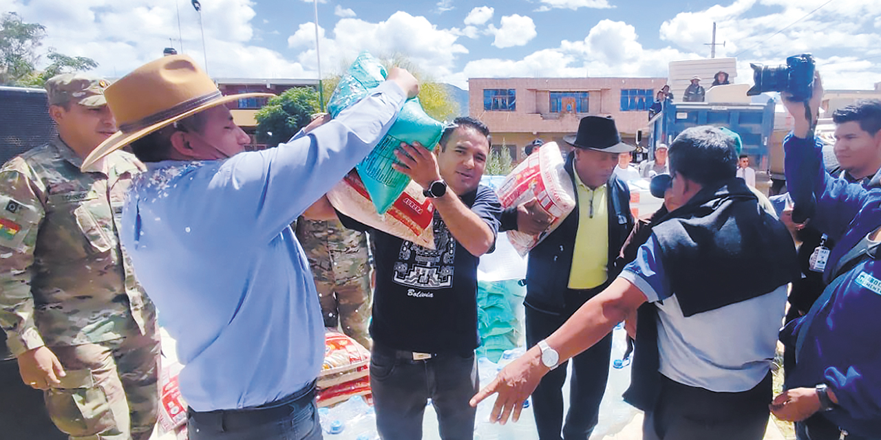 El ministro Edmundo Novillo entrega la ayuda en Cochabamba. Foto: Ministerio de Defensa