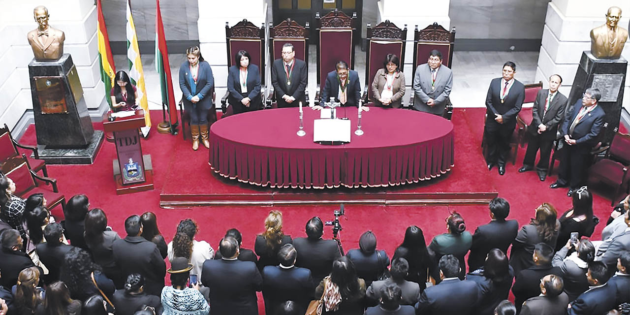 Acto de posesión de los defensores de oficio en La Paz. | Foto: AJN