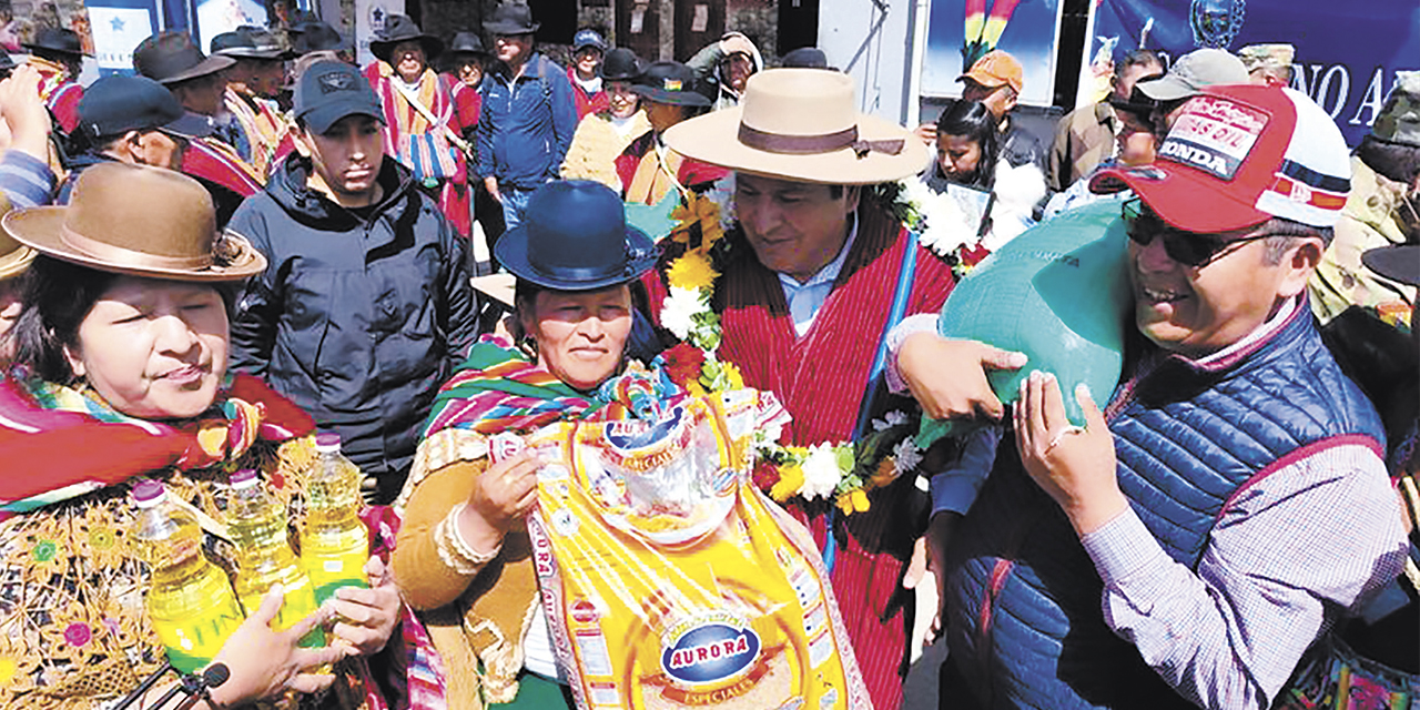 Entrega de la ayuda humanitaria. | Foto: Defensa Civil