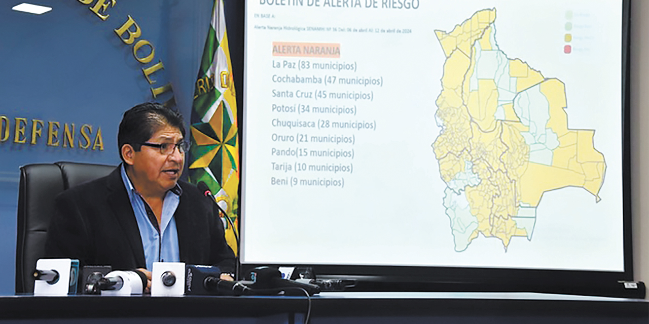 El viceministro Juan Carlos Calvimontes durante el informe de daños ocasionados por las lluvias. Foto: Viceministerio de Defensa Civil