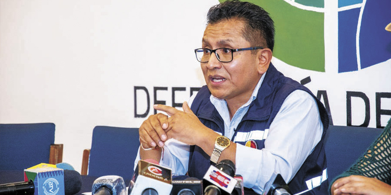 El defensor del pueblo Pedro Callisaya  durante una rueda de prensa con  medios de comunicación. | Foto: Defensoría del Pueblo