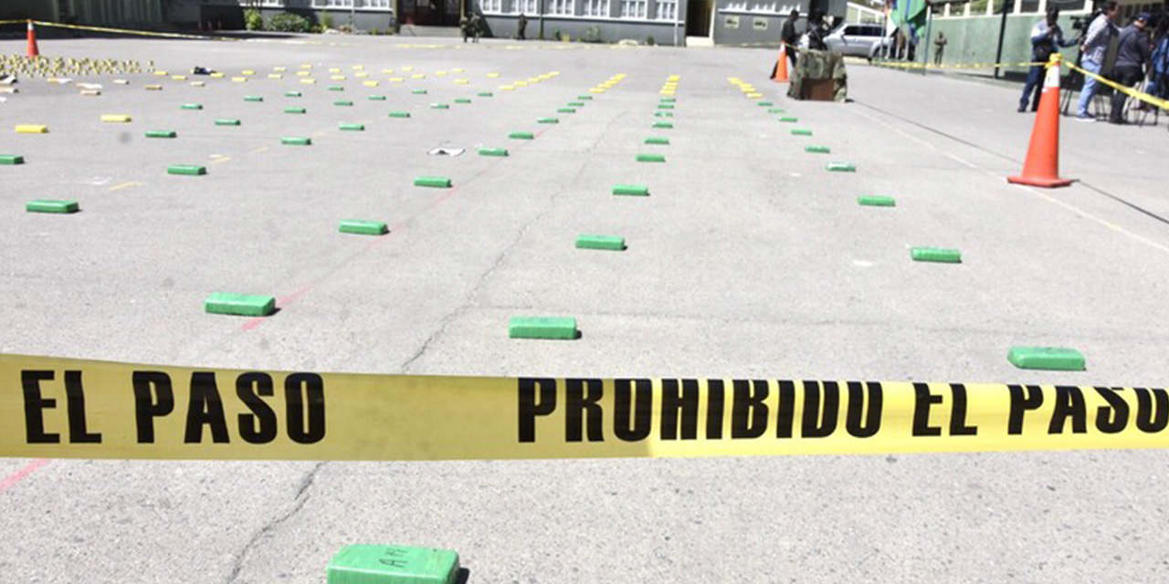 Droga incautada y presentada en la Academia de Policías, en la ciudad de La Paz. Foto:  ministerio de Gobierno