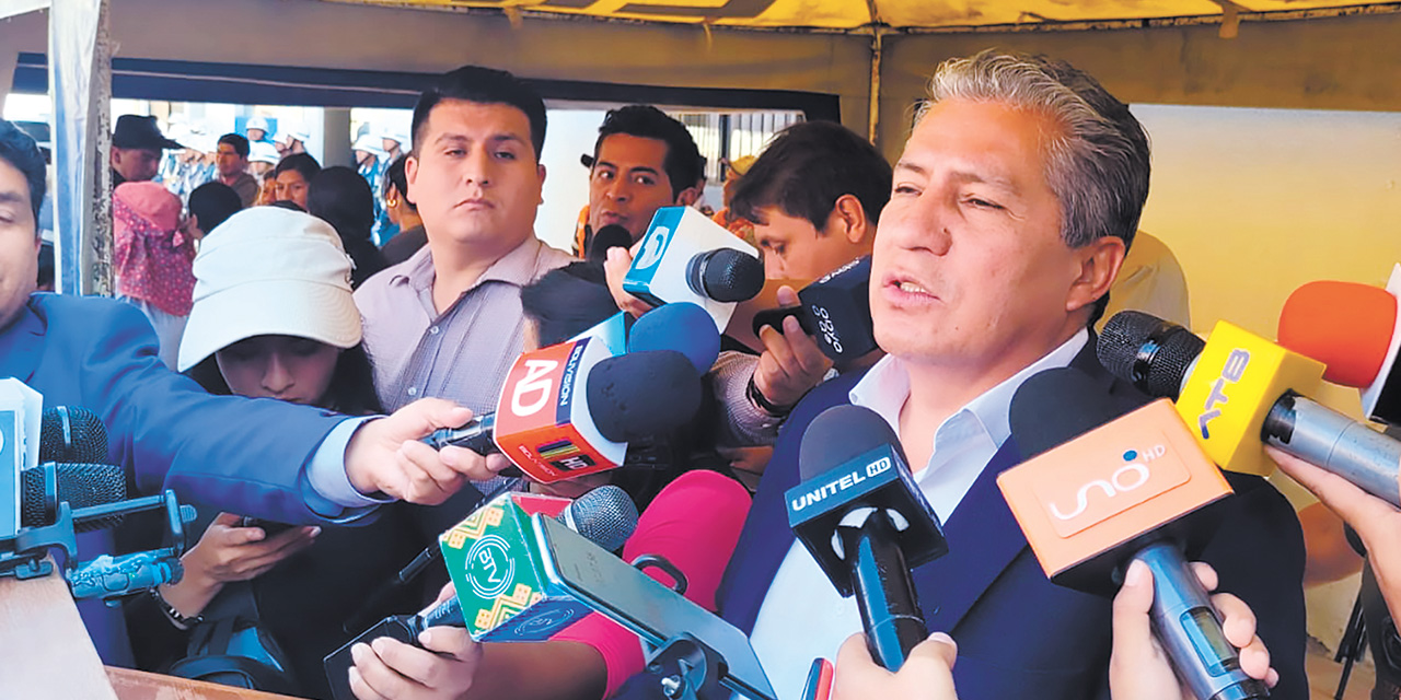 El ministro de Defensa, Edmundo Novillo, durante la conferencia de prensa en Cochabamba. Foto: Ministerio de Defensa