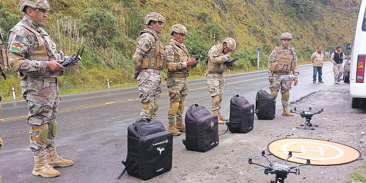 Efectivos de las FFAA con equipos de drones para la búsqueda de Odalys. Foto: APG.