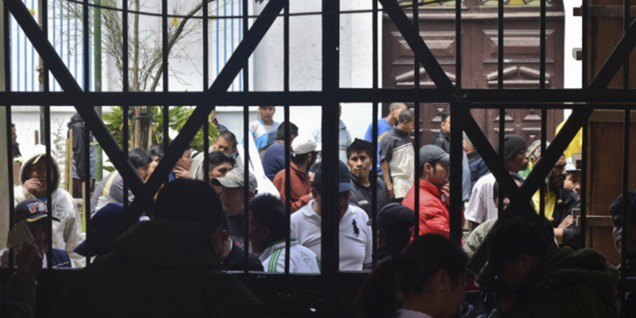 Puerta principal de acceso al penal de San Pedro, en el centro de la ciudad de La Paz. Foto: RRSS