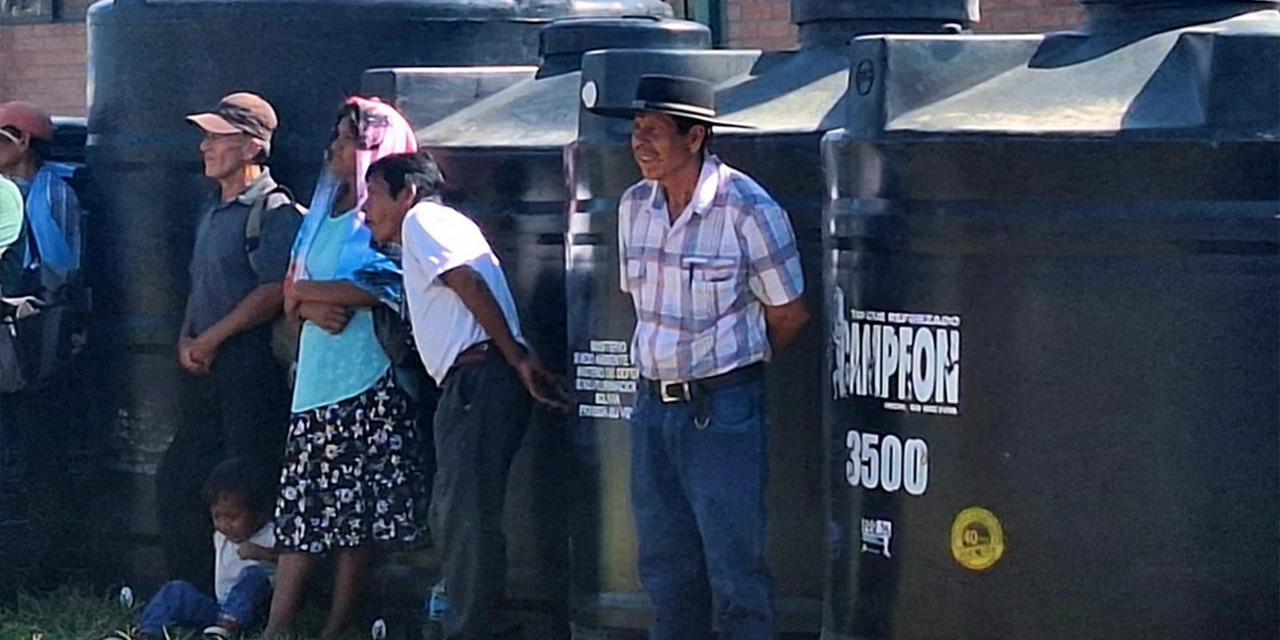 Entrega de tanques de diferentes capacidades en el chaco chuquisaqueño. Foto: Viceministerio de Defensa Civil