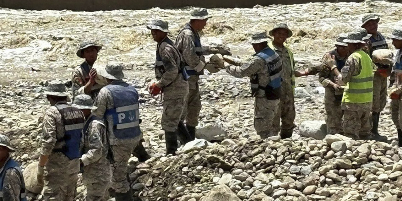 Soldados en tareas de colaboración en la zona Sur de La Paz para la construcción de defensivos en el río.