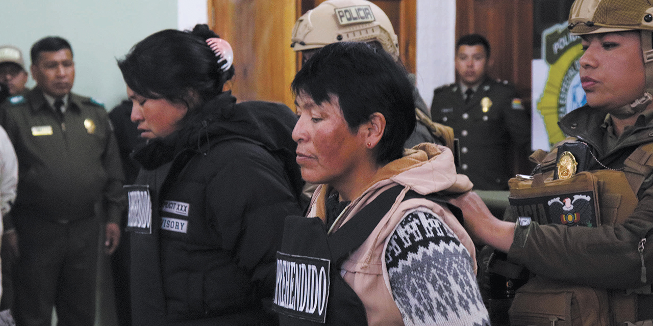 Las dos mujeres presentadas a la prensa por doble asesinato. Foto:  APG