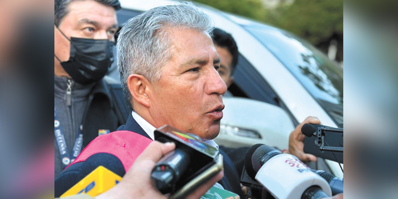 Edmundo Novillo en declaraciones a la prensa. Foto: Ministerio de Defensa