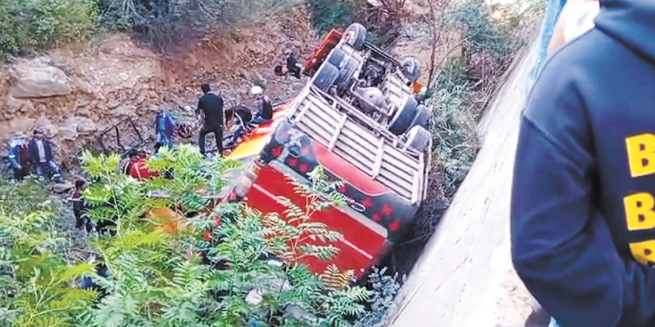 El ómnibus interdepartamental accidentado tiene el SOAT 2024. Foto: RRSS
