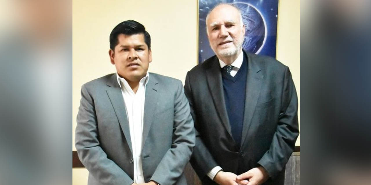 El viceministro Jaime Mamani y el embajador brasileño Luis Henrique Sobreira Lopes. | Foto: VDSySC