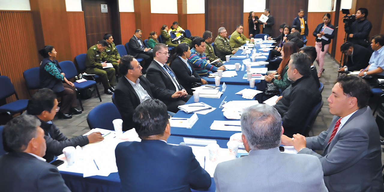 Encuentro entre autoridades del Gobierno y representantes de choferes de Bolivia. Foto:  Ministerio de Defensa