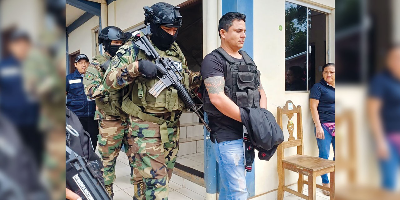 El ciudadano brasileño Luiz Gomez Da Silva es expulsado de Bolivia. Foto: Ministerio de Gobierno