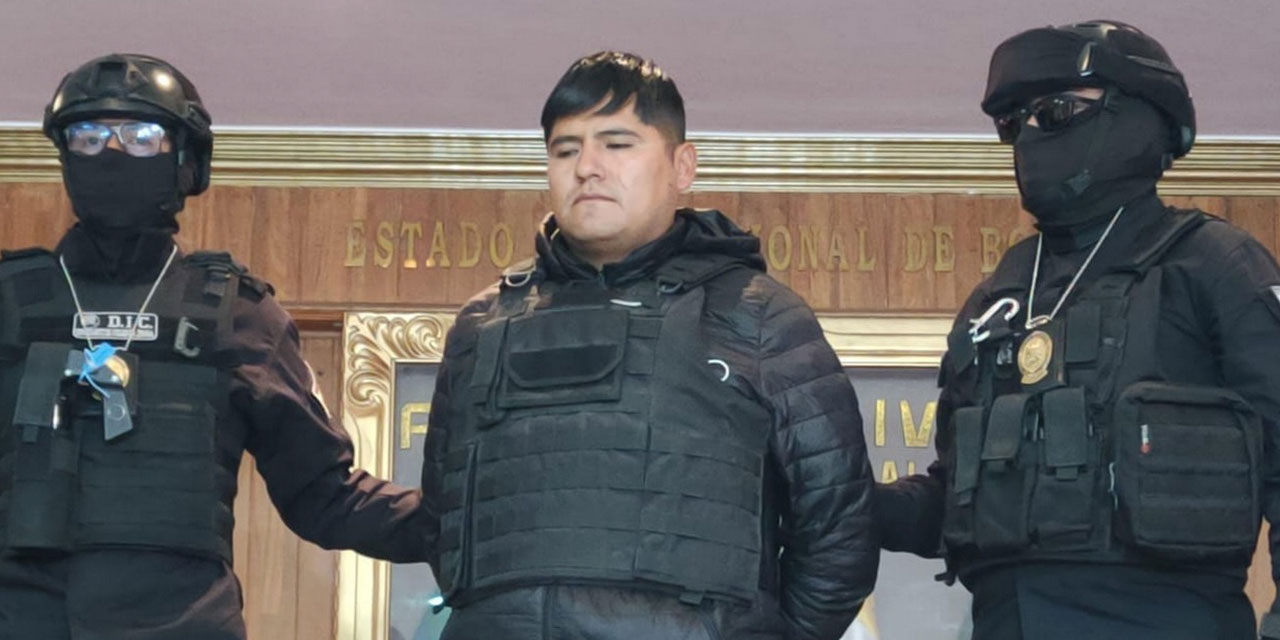 El feminicida Willy Limachi durante su presentación a la prensa, el jueves. Foto: Min. De Gobierno