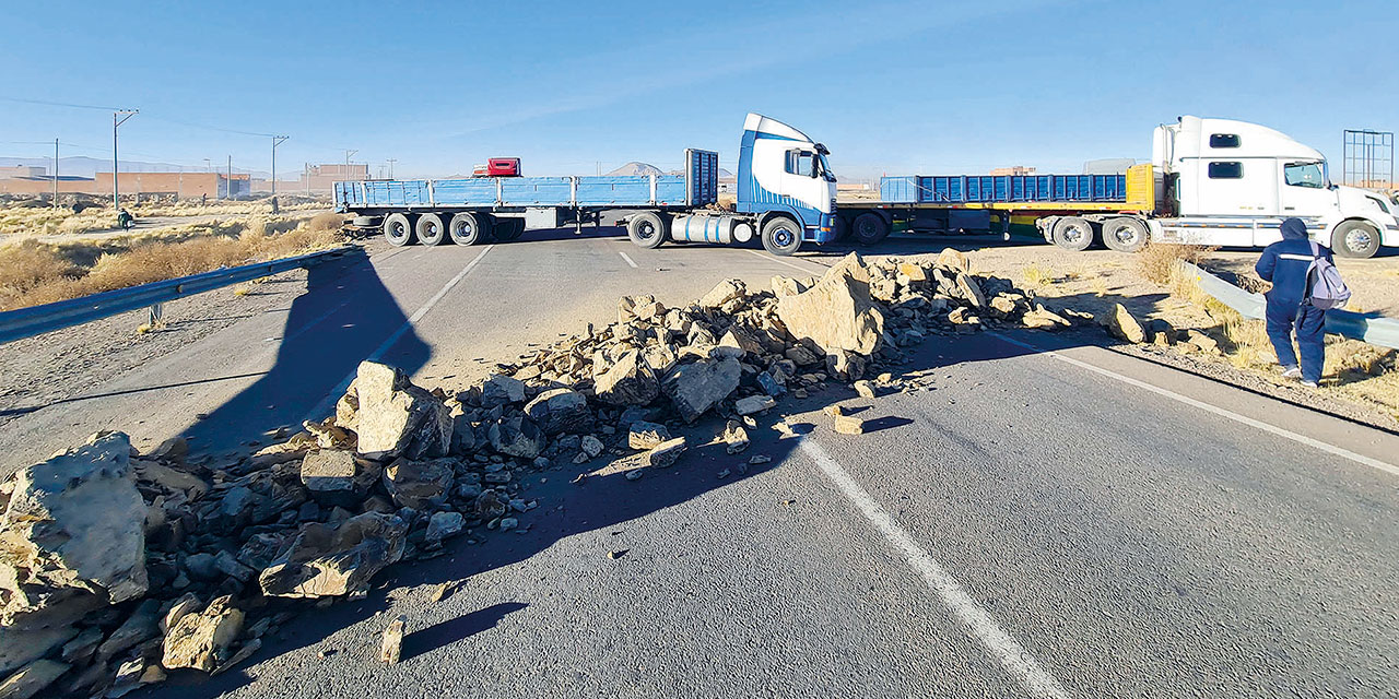 Transporte pesado, en anteriores oportunidades, bloqueó carreteras. Foto: APG