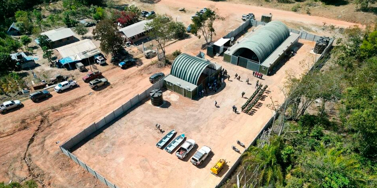 La base móvil antidroga en el Parque Nacional Noel Kempff Mercado. Foto: Facebook Eduardo Del Castillo
