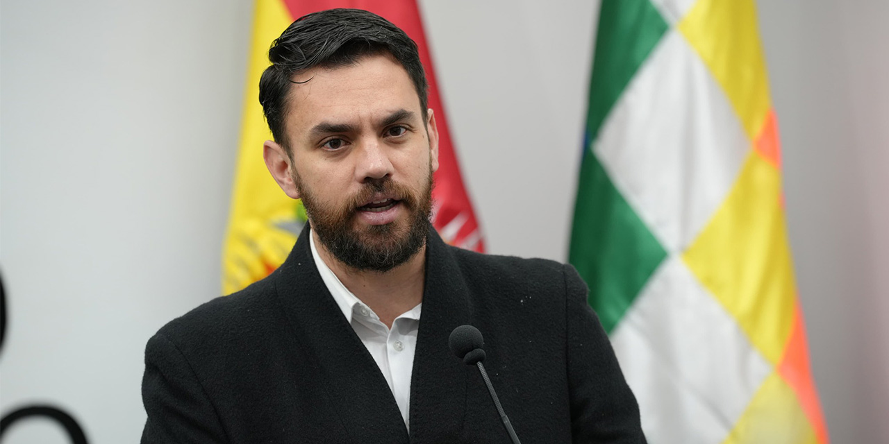 Ministro de Gobierno responsabiliza al evismo de provocar incendios, escasez de diésel y dólares 