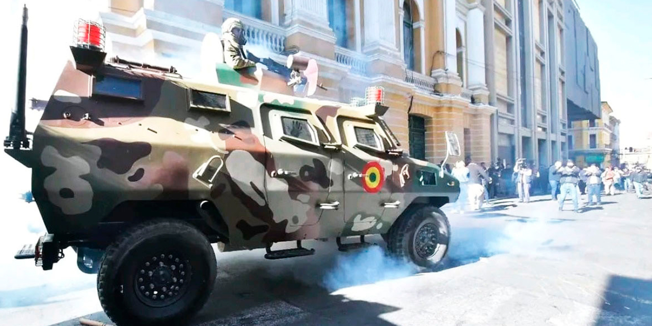 Blindados de guerra en plaza Murillo el 26 de junio. Archivo