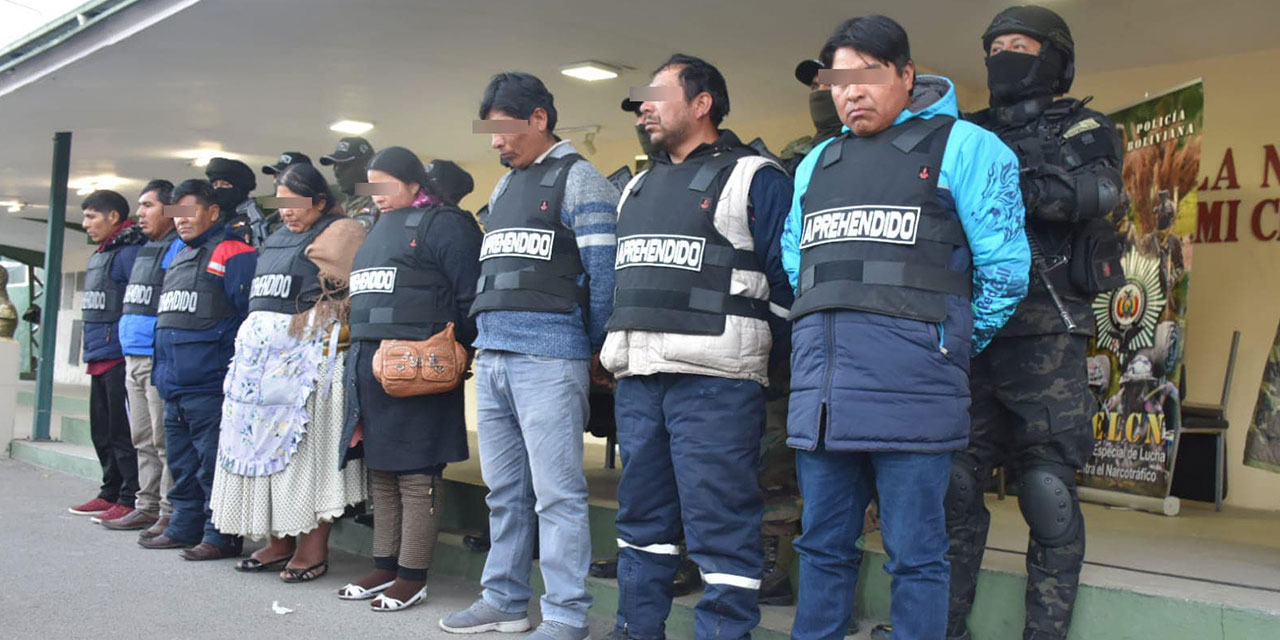 Parte de los detenidos por el traslado de droga en tractocamiones. Foto: Ministerio de Gobierno