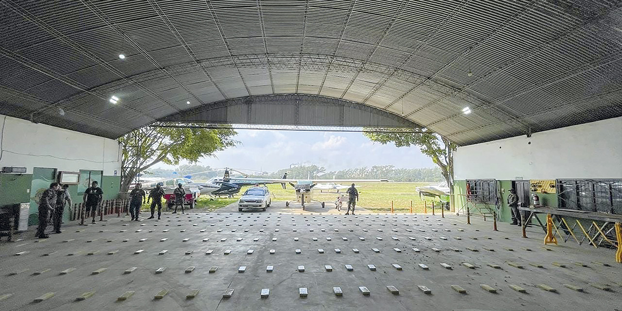 La FELCN incauta paquetes de droga en un aeródromo durante un operativo. | Foto: Ministerio de Gobierno