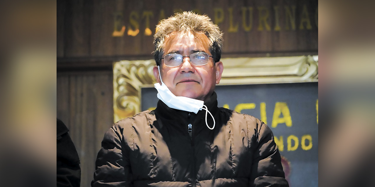 Maximiliano Dávila, el máximo responsable de la policía en la lucha contra el narcotráfico en 2019, presentado  a la prensa tras su captura. Foto Min. Gobierno 