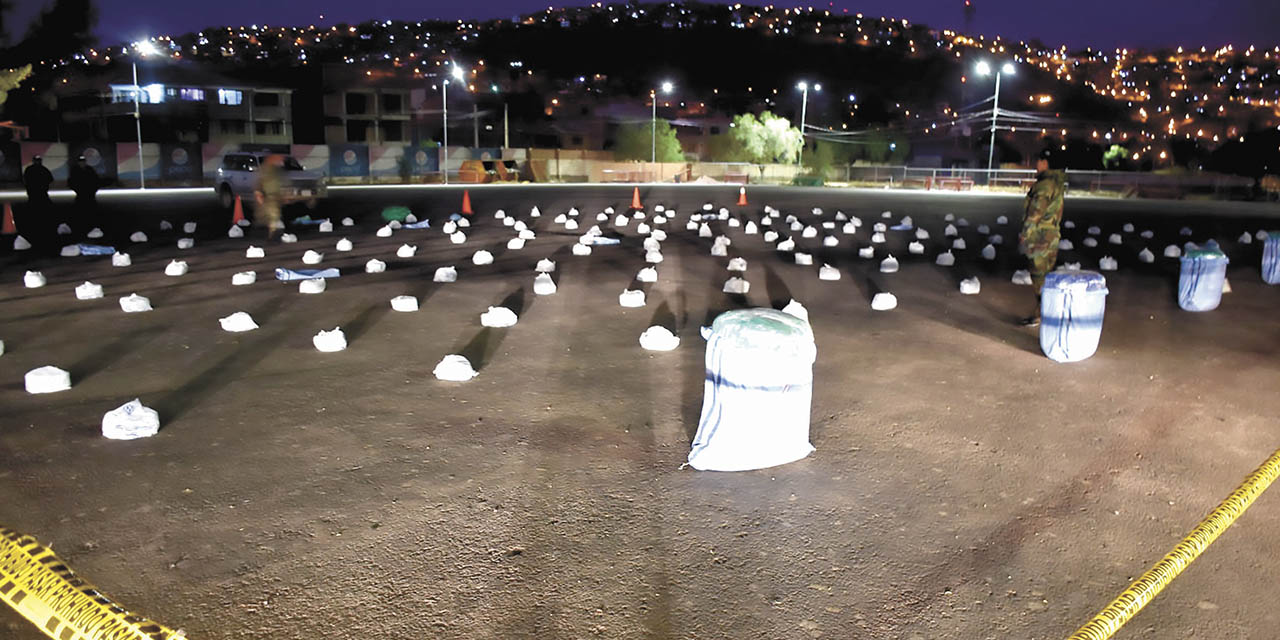 Efectivos antidroga exhiben la marihuana secuestrada en Cochabamba.