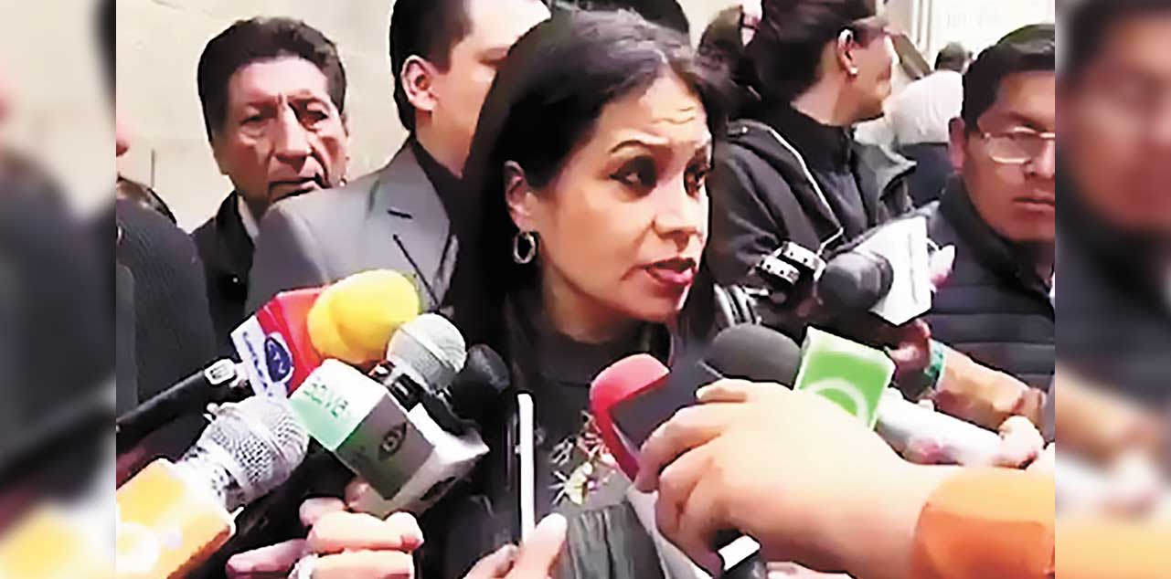 Roxana Lizárraga en su función de ministra de Comunicación de Jeanine Añez. Foto: RRSS