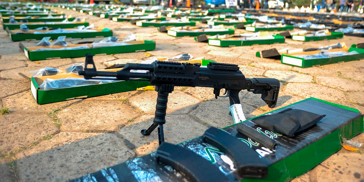 Las armas de alto calibre fueron presentadas ayer en Santa Cruz por el ministro de Gobierno, Eduardo Del Castillo. Foto: APG