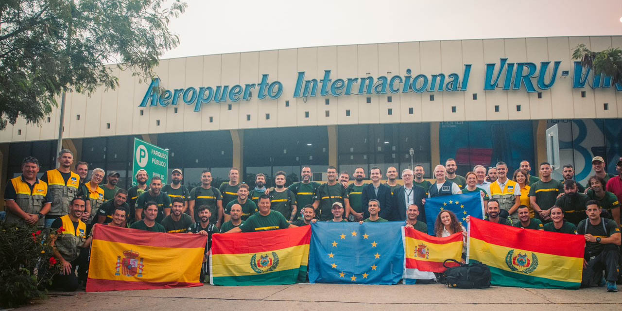 Bomberos forestales y especialistas de España arribaron a Bolivia la madrugada de este sábado. Foto: Unión Europea