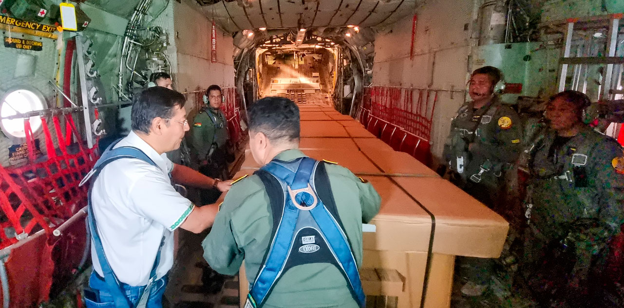 El presidente Luis Arce en el avión Hércules que realizó las primeras descargas de los contenedores de agua aéreos. Foto: Comunicación Presidencial