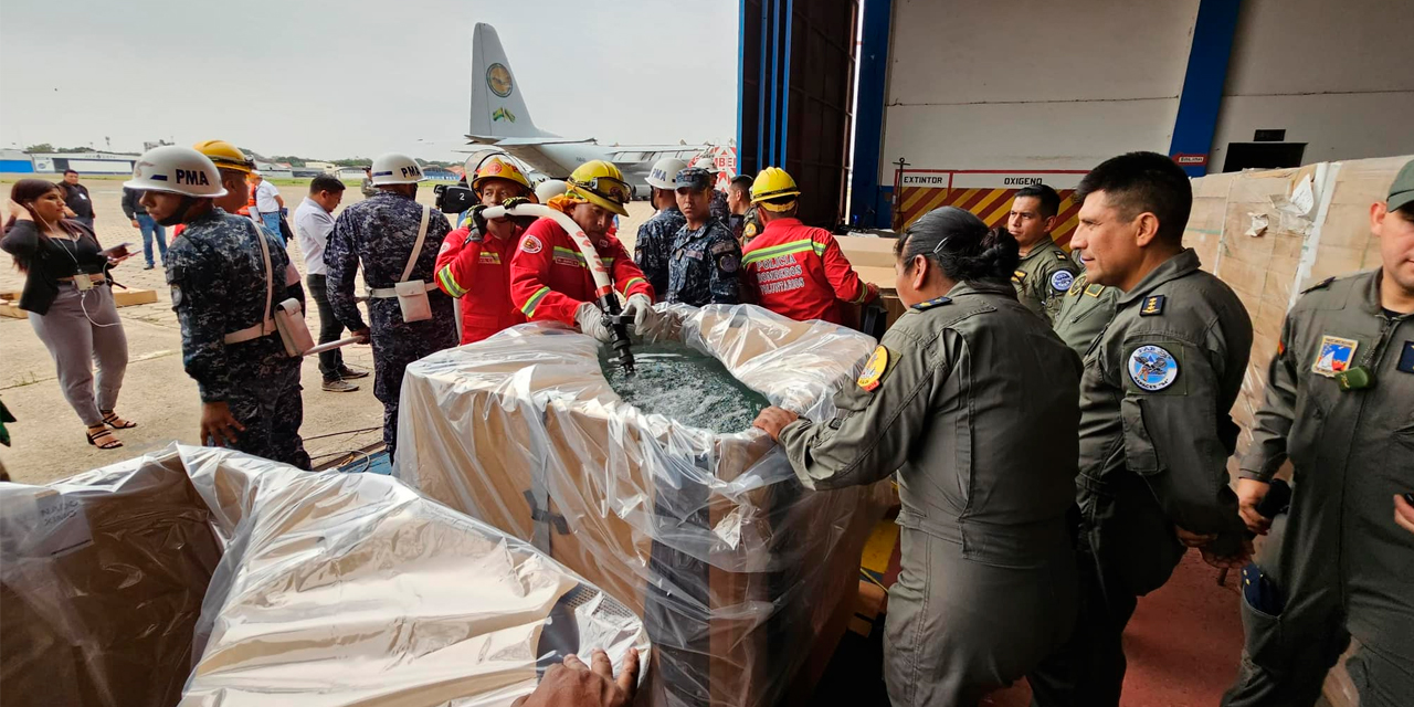 Uniformados de las FFAA preparan las “Cajas Guardián”, en Santa Cruz. Foto: Facebook MdD