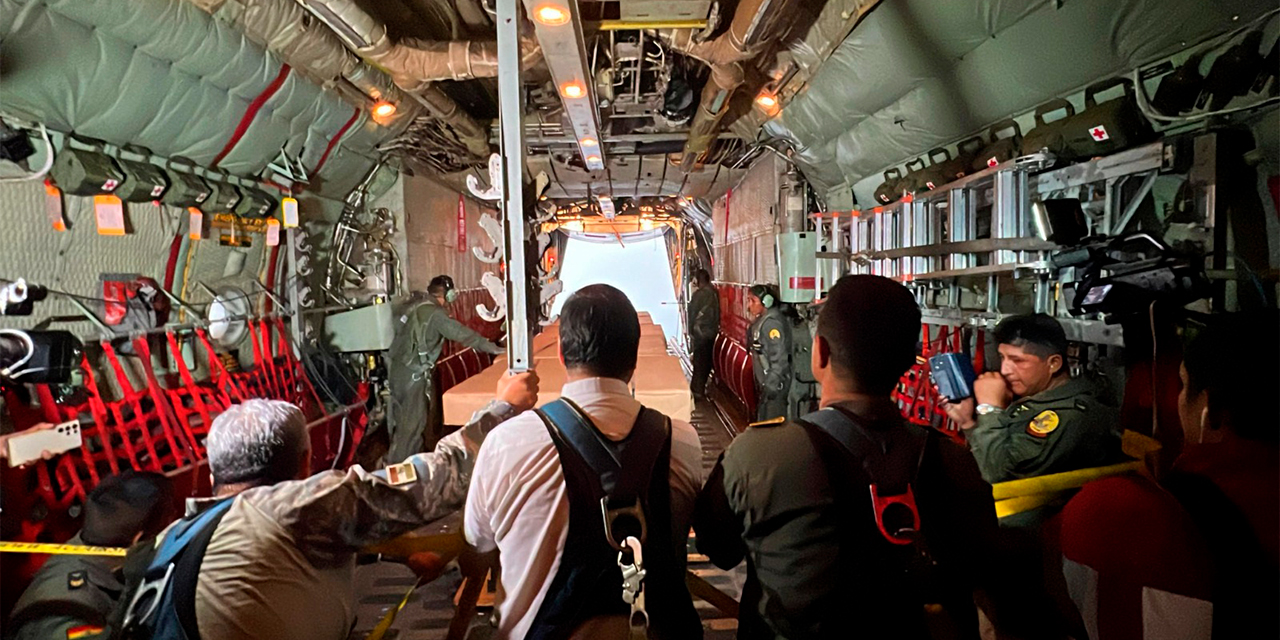 El presidente Luis Arce a bordo de un avión Hércules observa los daños causados por los incendios. Fotos:  Presidencia