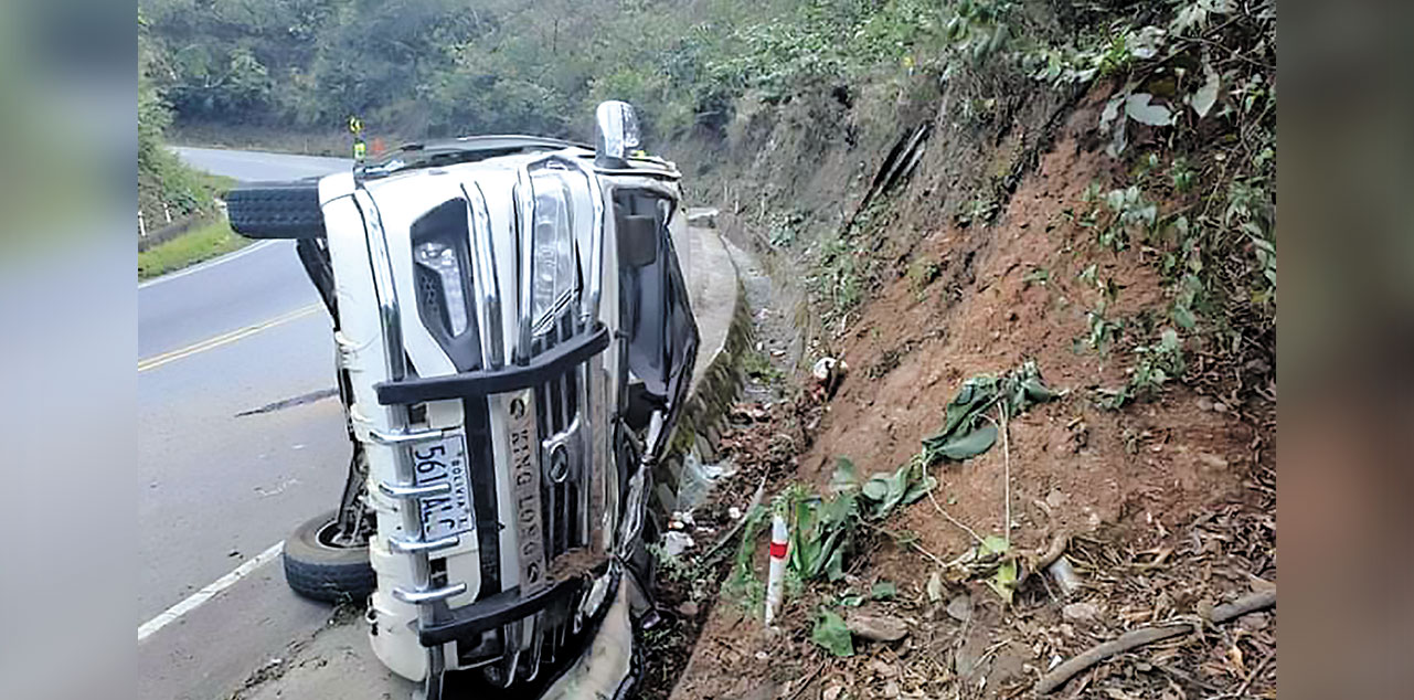 Minibús protagonizó un hecho de tránsito en la vía La Paz-Yungas. Foto: RRSS